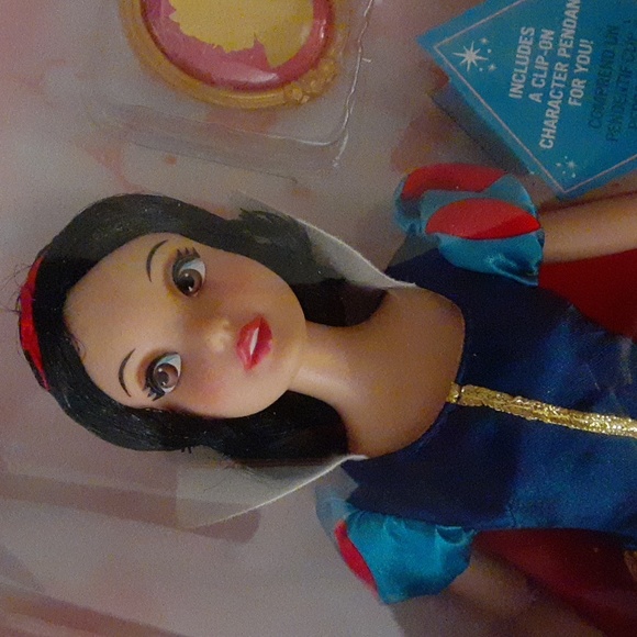 Disney Princess 12" Classic Snow White Doll w/Magic Mirror Pendant - Picture 3 of 10